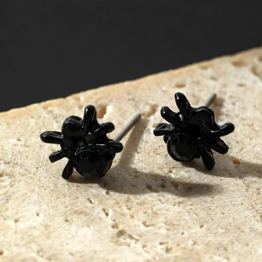 🕷 Dainty rhinestone spider stud earrings